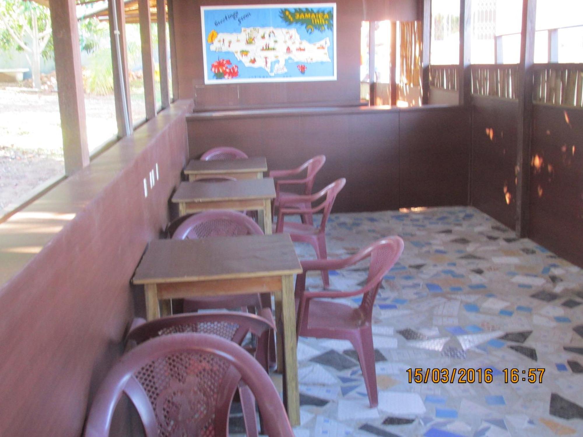 Jamaica Inn Guest House Botianaw Bagian luar foto